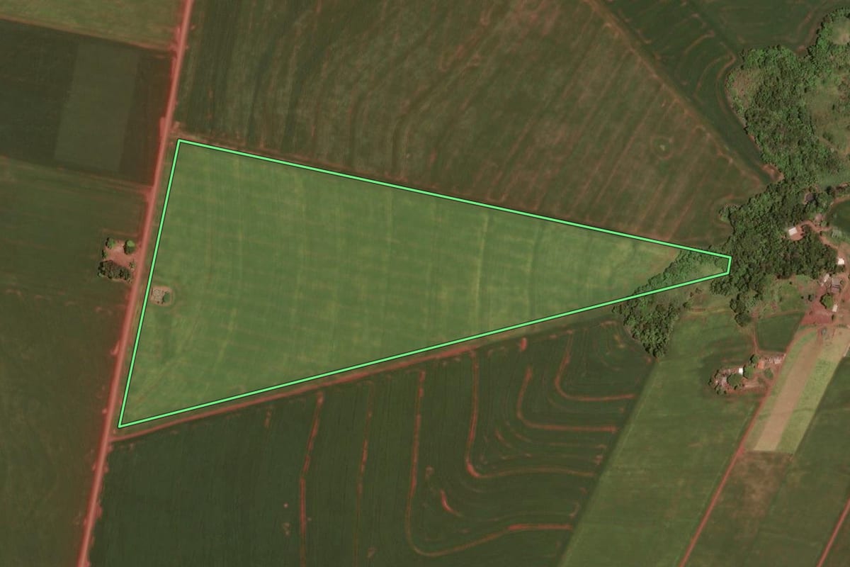 Imagem de satélite do imóvel rural em Assis Chateaubriand (PR), com o contorno declarado no CAR desenhado por cima.