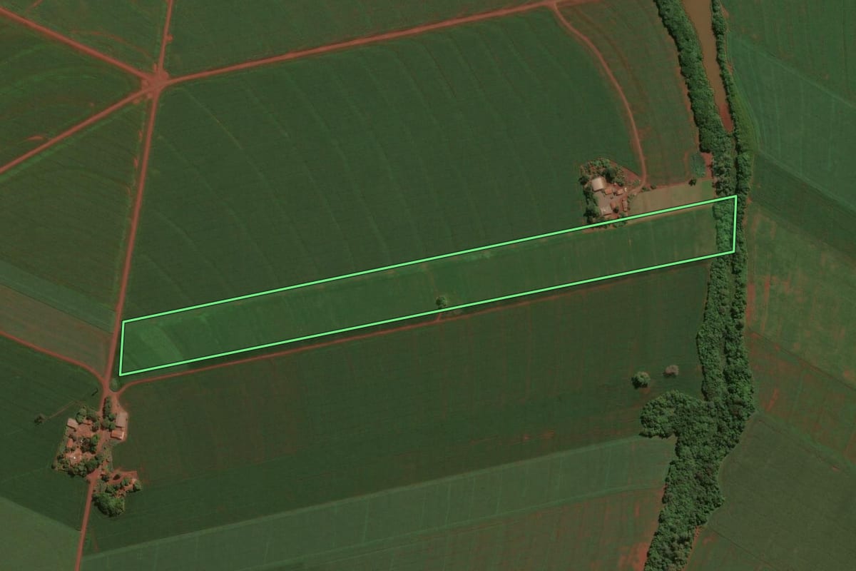 Imagem de satélite do imóvel rural em Assis Chateaubriand (PR), com o contorno declarado no CAR desenhado por cima.