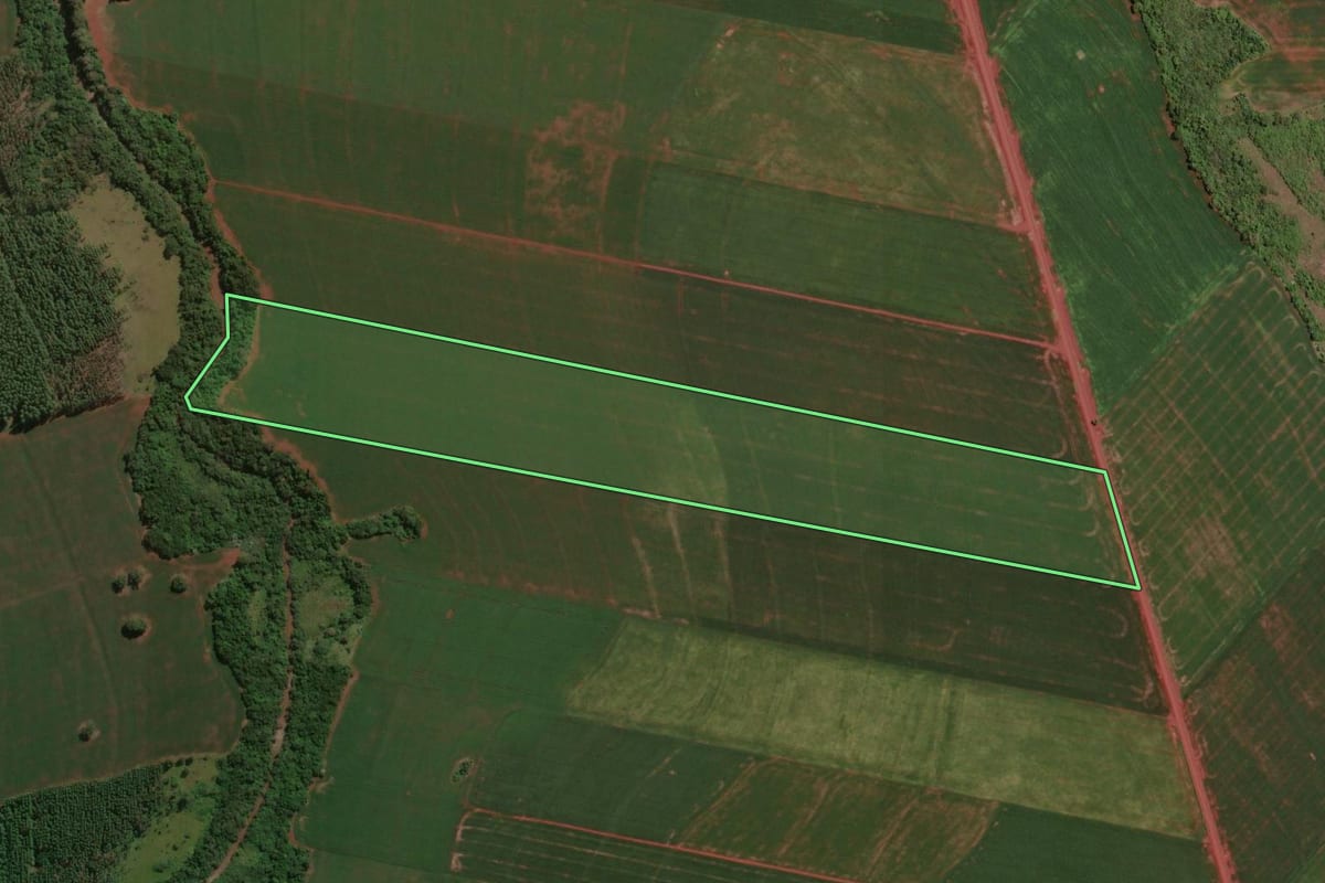 Imagem de satélite do imóvel rural em Assis Chateaubriand (PR), com o contorno declarado no CAR desenhado por cima.