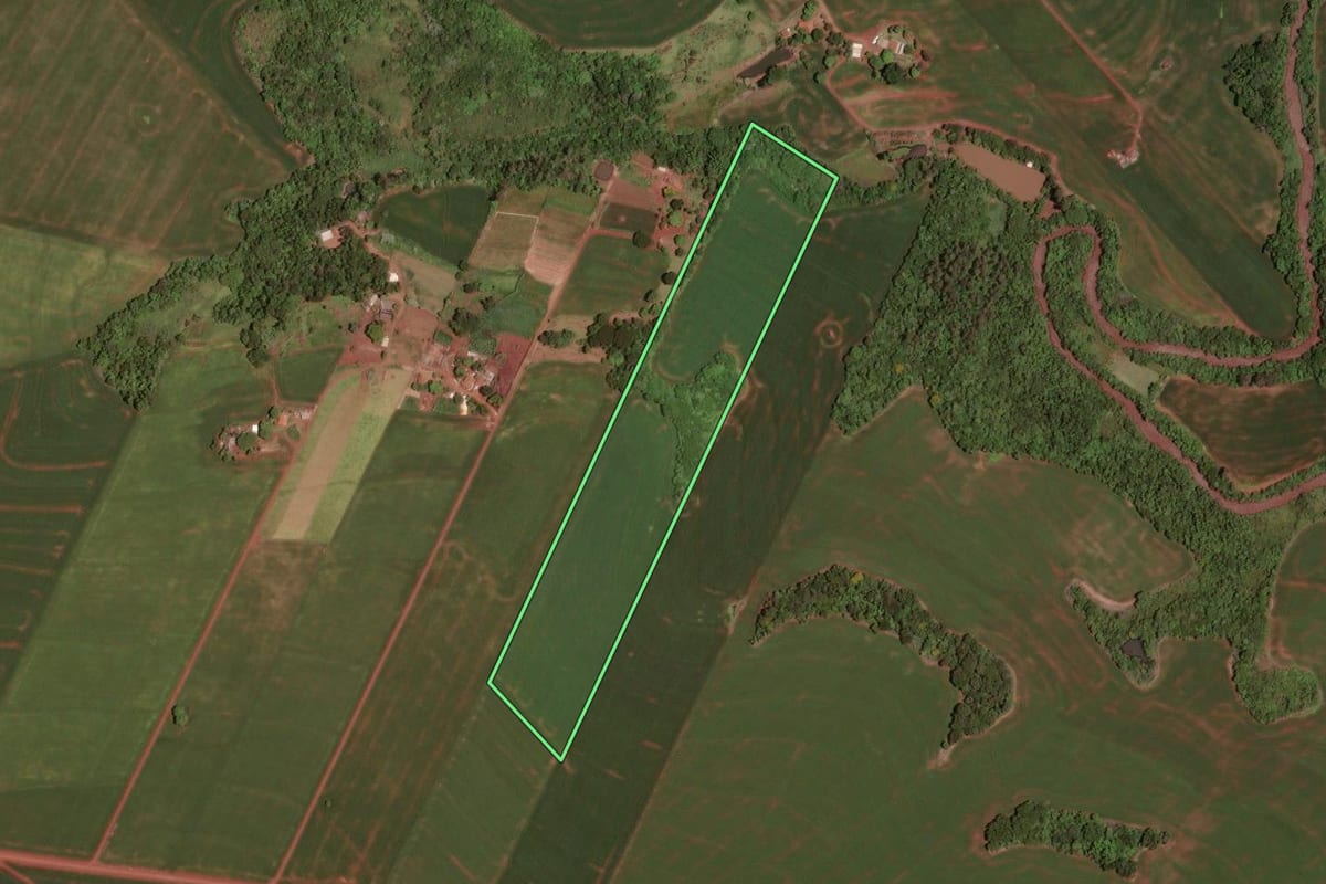 Imagem de satélite do imóvel rural em Assis Chateaubriand (PR), com o contorno declarado no CAR desenhado por cima.