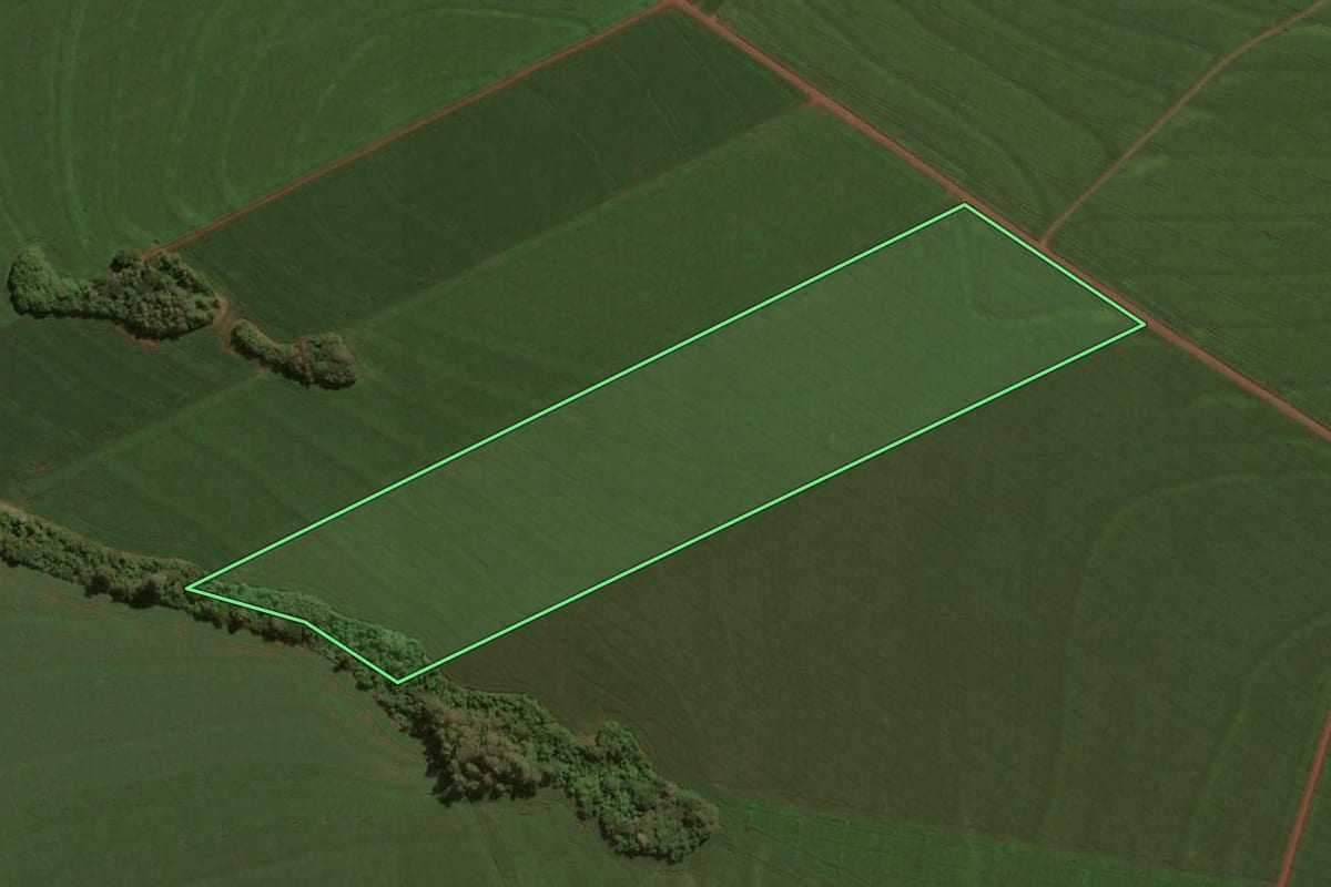 Imagem de satélite do imóvel rural em Assis Chateaubriand (PR), com o contorno declarado no CAR desenhado por cima.