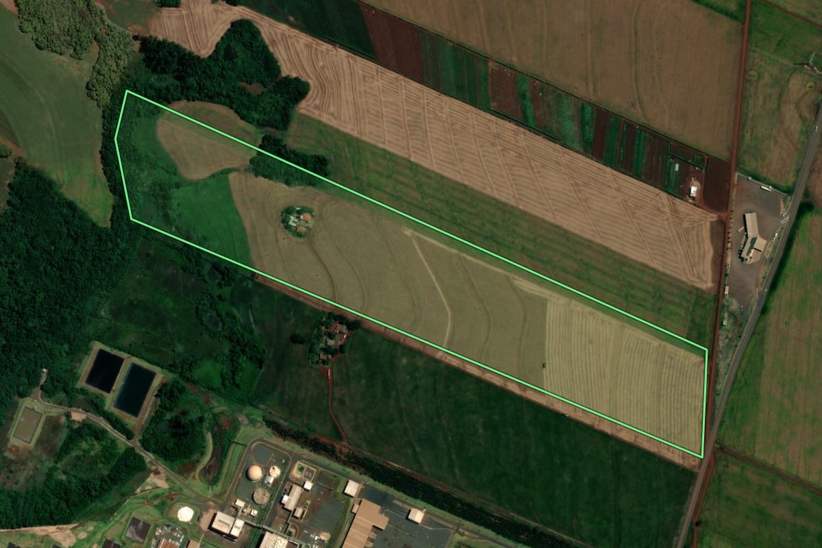 Imagem de satélite do imóvel rural em Assis Chateaubriand (PR), com o contorno declarado no CAR desenhado por cima.