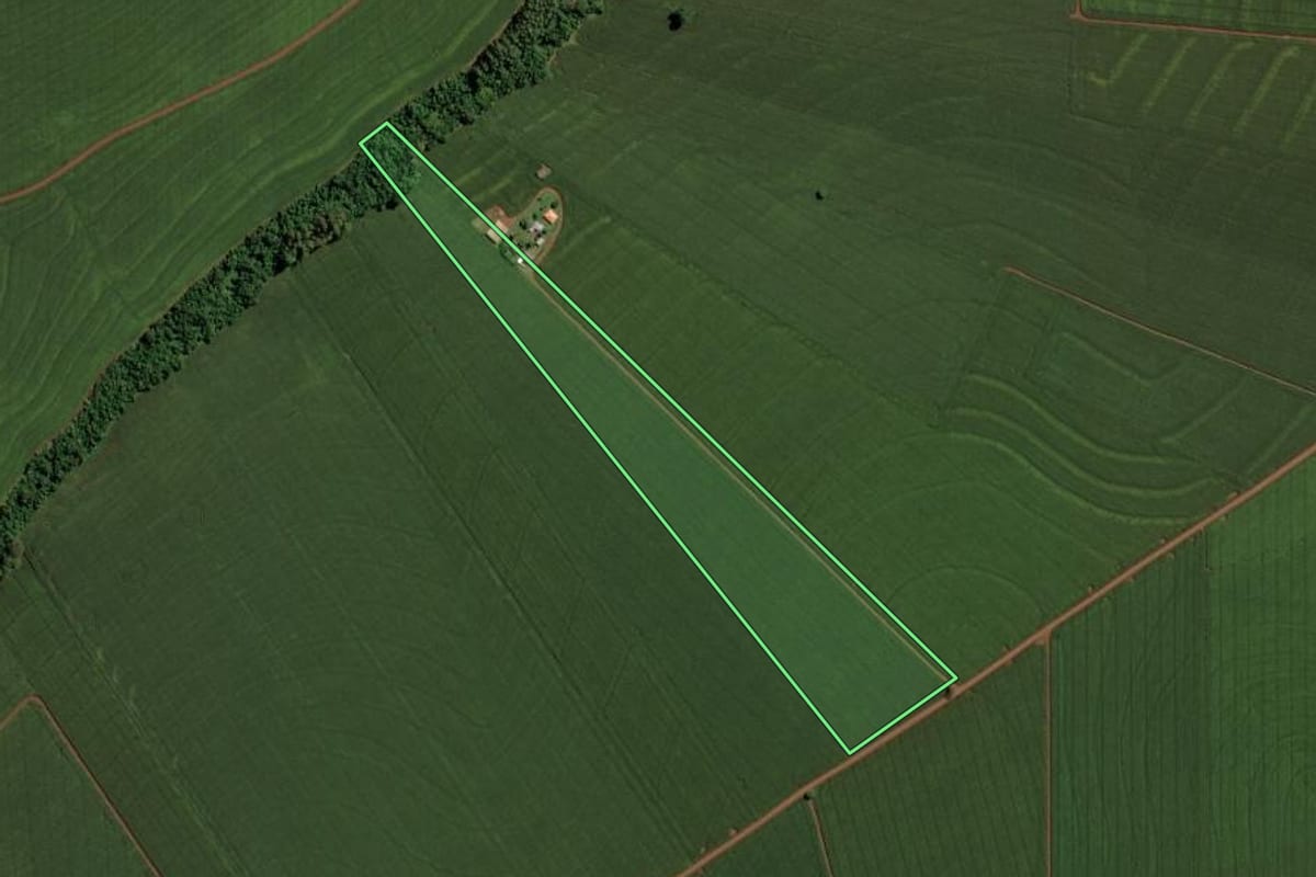 Imagem de satélite do imóvel rural em Assis Chateaubriand (PR), com o contorno declarado no CAR desenhado por cima.