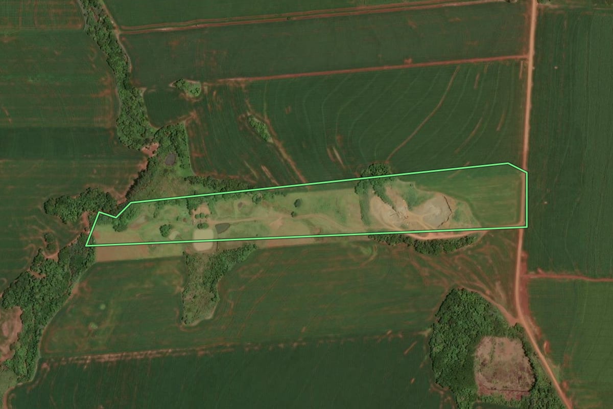 Imagem de satélite do imóvel rural em Assis Chateaubriand (PR), com o contorno declarado no CAR desenhado por cima.