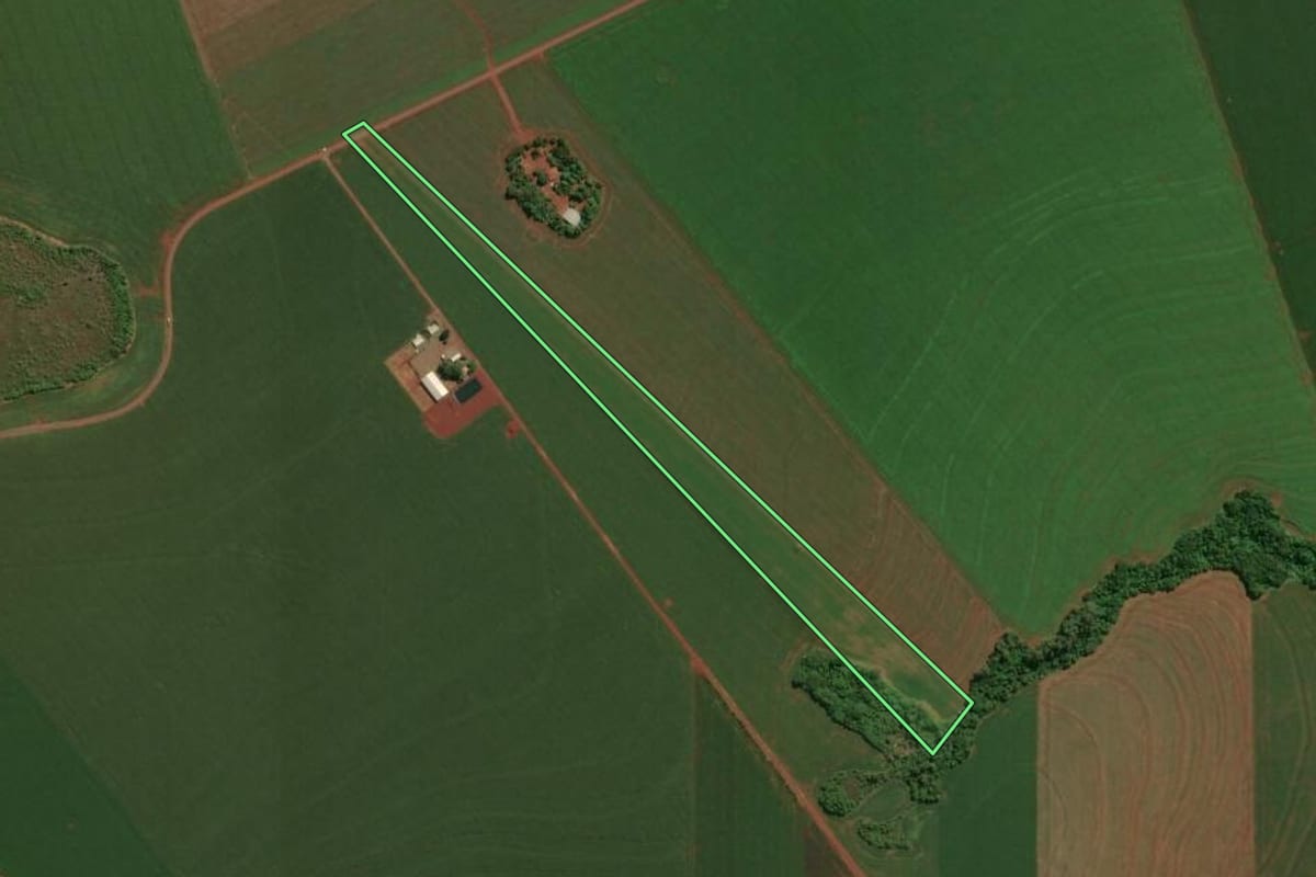 Imagem de satélite do imóvel rural em Assis Chateaubriand (PR), com o contorno declarado no CAR desenhado por cima.