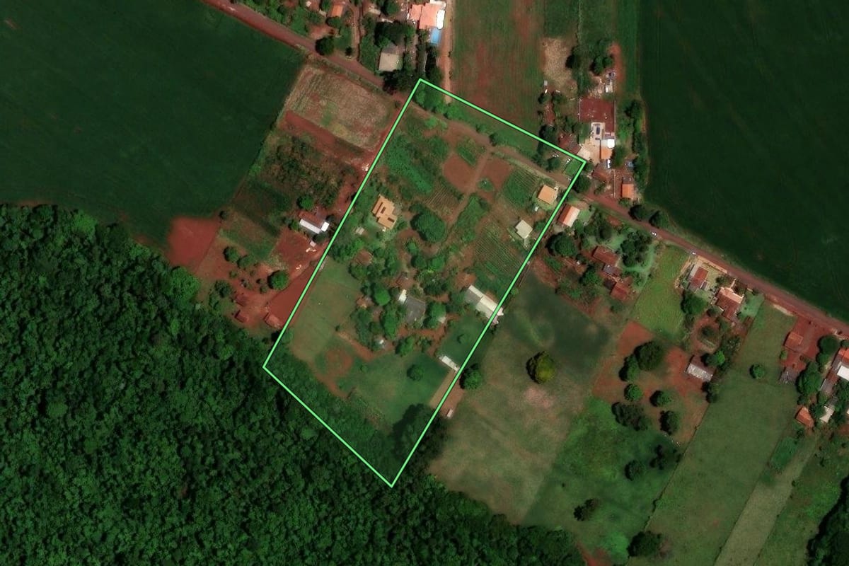 Imagem de satélite do imóvel rural em Assis Chateaubriand (PR), com o contorno declarado no CAR desenhado por cima.