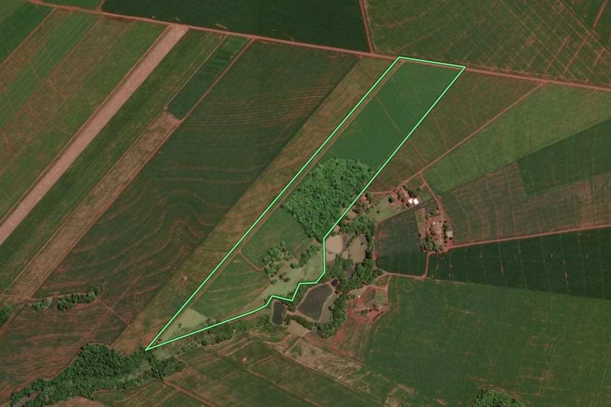 Imagem de satélite do imóvel rural em Assis Chateaubriand (PR), com o contorno declarado no CAR desenhado por cima.