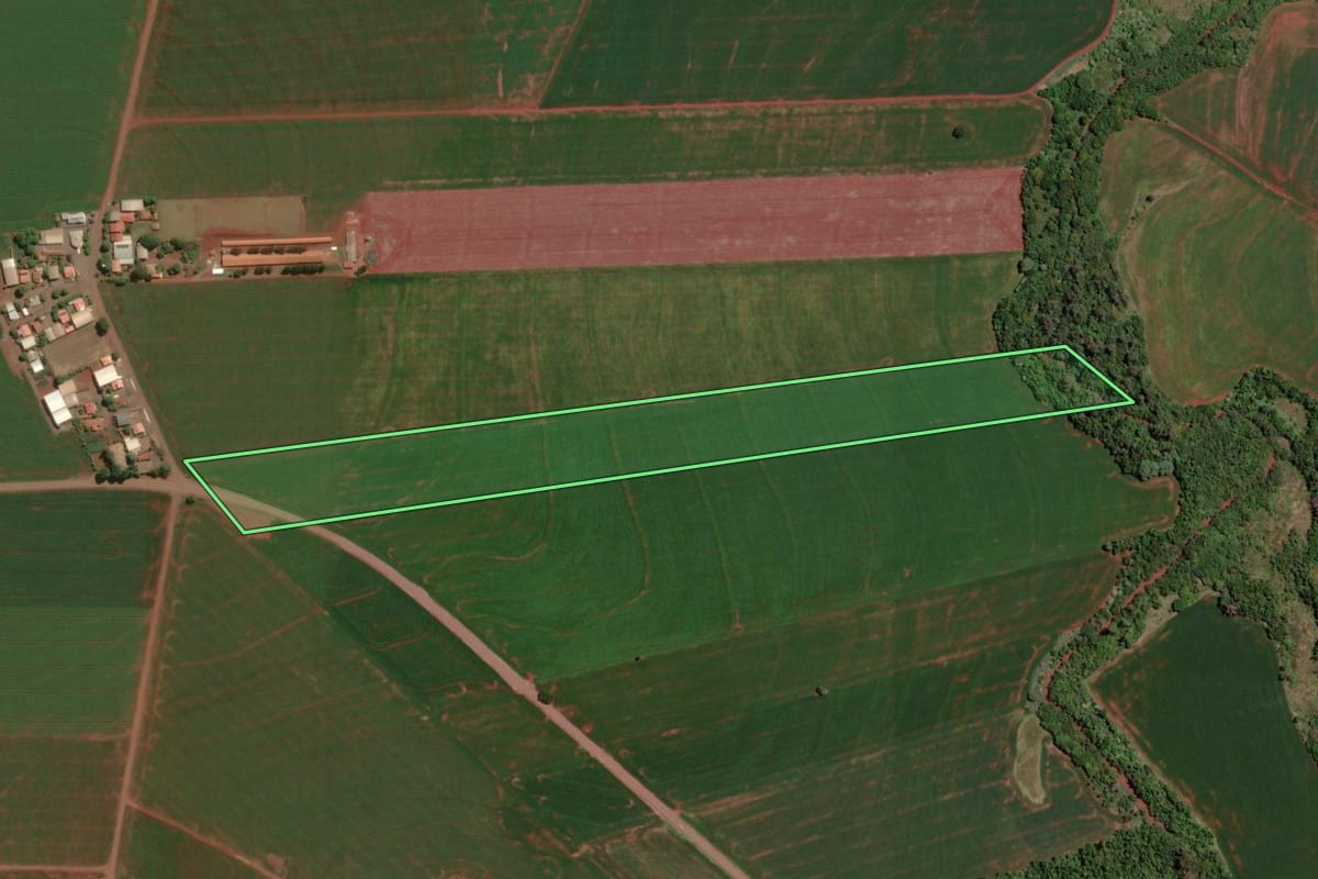 Imagem de satélite do imóvel rural em Assis Chateaubriand (PR), com o contorno declarado no CAR desenhado por cima.