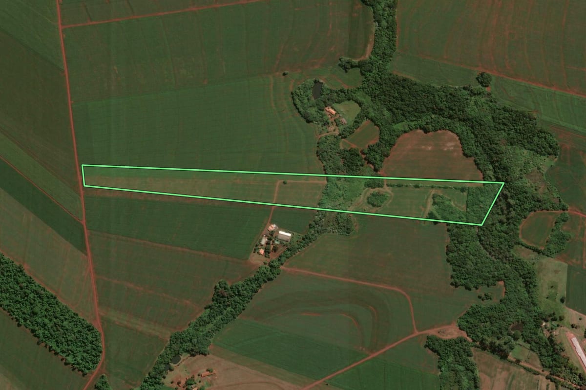 Imagem de satélite do imóvel rural em Assis Chateaubriand (PR), com o contorno declarado no CAR desenhado por cima.