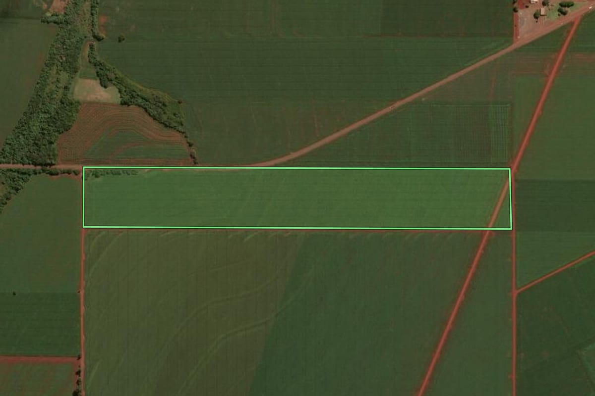 Imagem de satélite do imóvel rural em Assis Chateaubriand (PR), com o contorno declarado no CAR desenhado por cima.