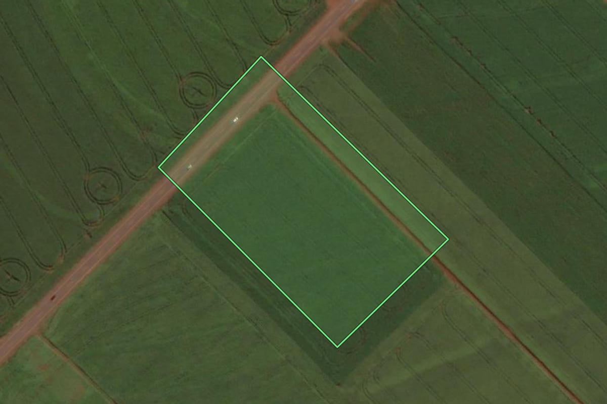 Imagem de satélite do imóvel rural em Assis Chateaubriand (PR), com o contorno declarado no CAR desenhado por cima.