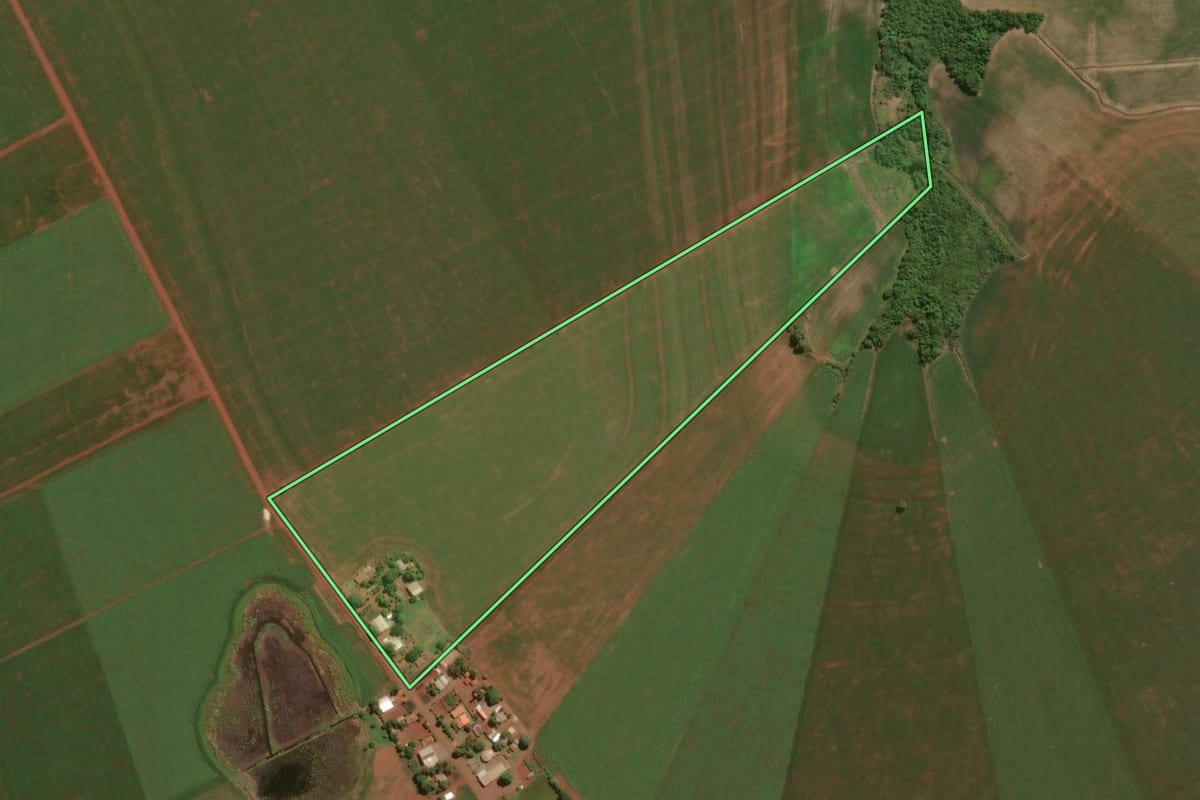 Imagem de satélite do imóvel rural em Assis Chateaubriand (PR), com o contorno declarado no CAR desenhado por cima.
