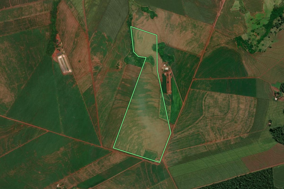 Imagem de satélite do imóvel rural em Assis Chateaubriand (PR), com o contorno declarado no CAR desenhado por cima.