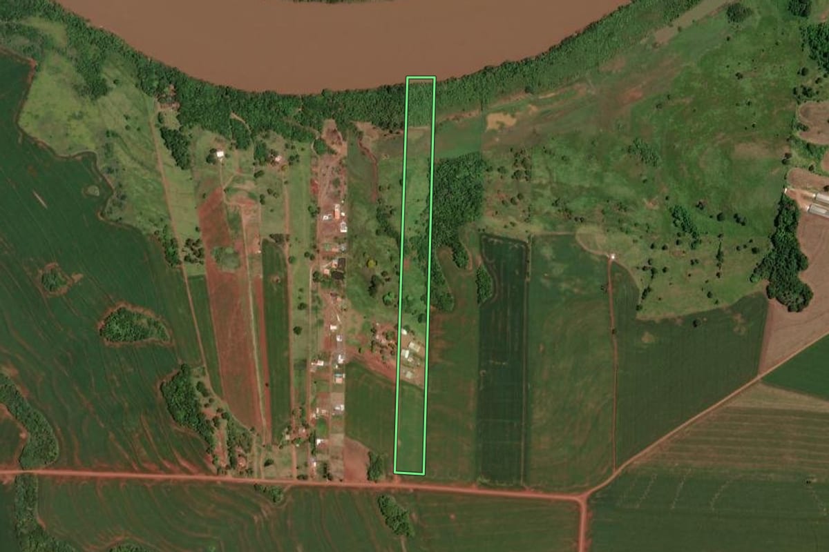 Imagem de satélite do imóvel rural em Assis Chateaubriand (PR), com o contorno declarado no CAR desenhado por cima.