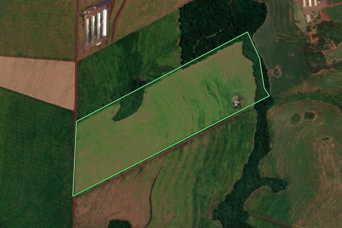 Imagem de satélite do imóvel rural em Assis Chateaubriand (PR), com o contorno declarado no CAR desenhado por cima.