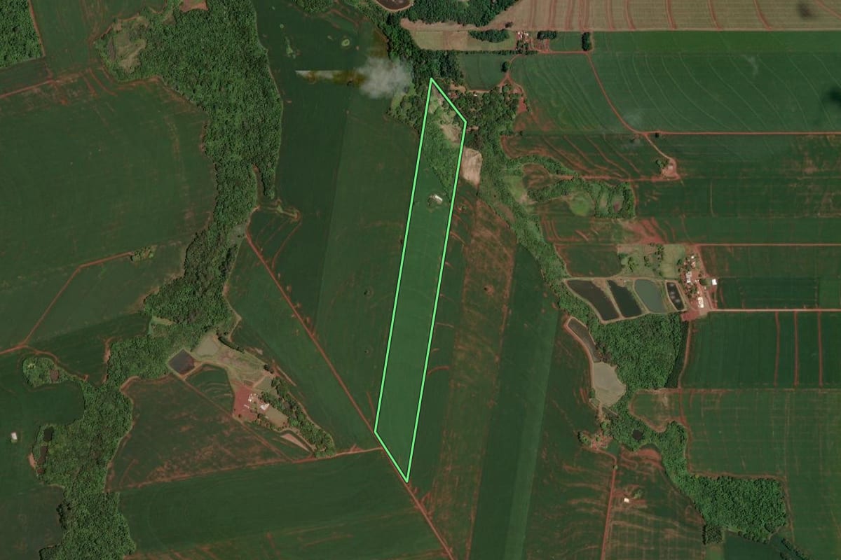 Imagem de satélite do imóvel rural em Assis Chateaubriand (PR), com o contorno declarado no CAR desenhado por cima.