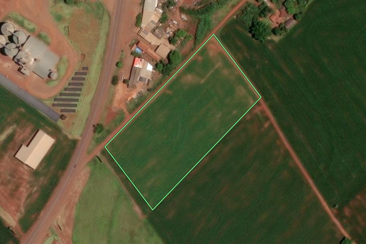 Imagem de satélite do imóvel rural em Assis Chateaubriand (PR), com o contorno declarado no CAR desenhado por cima.