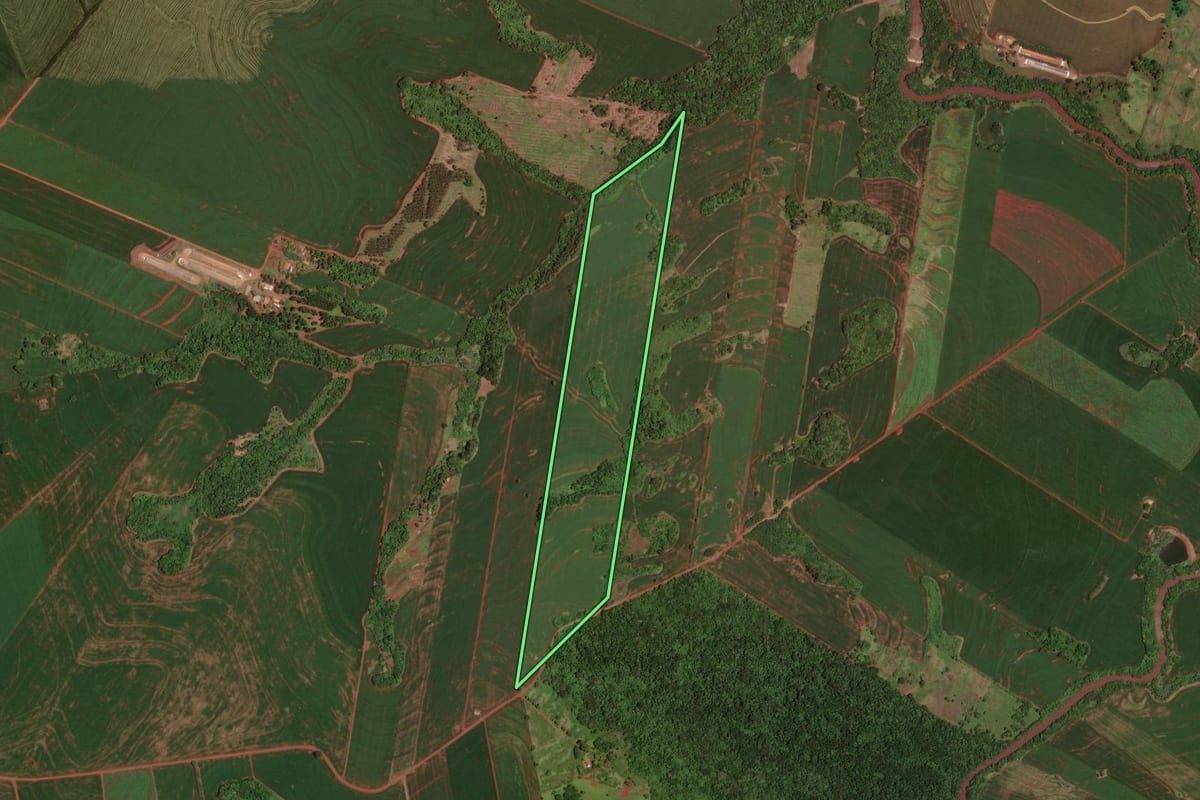 Imagem de satélite do imóvel rural em Assis Chateaubriand (PR), com o contorno declarado no CAR desenhado por cima.