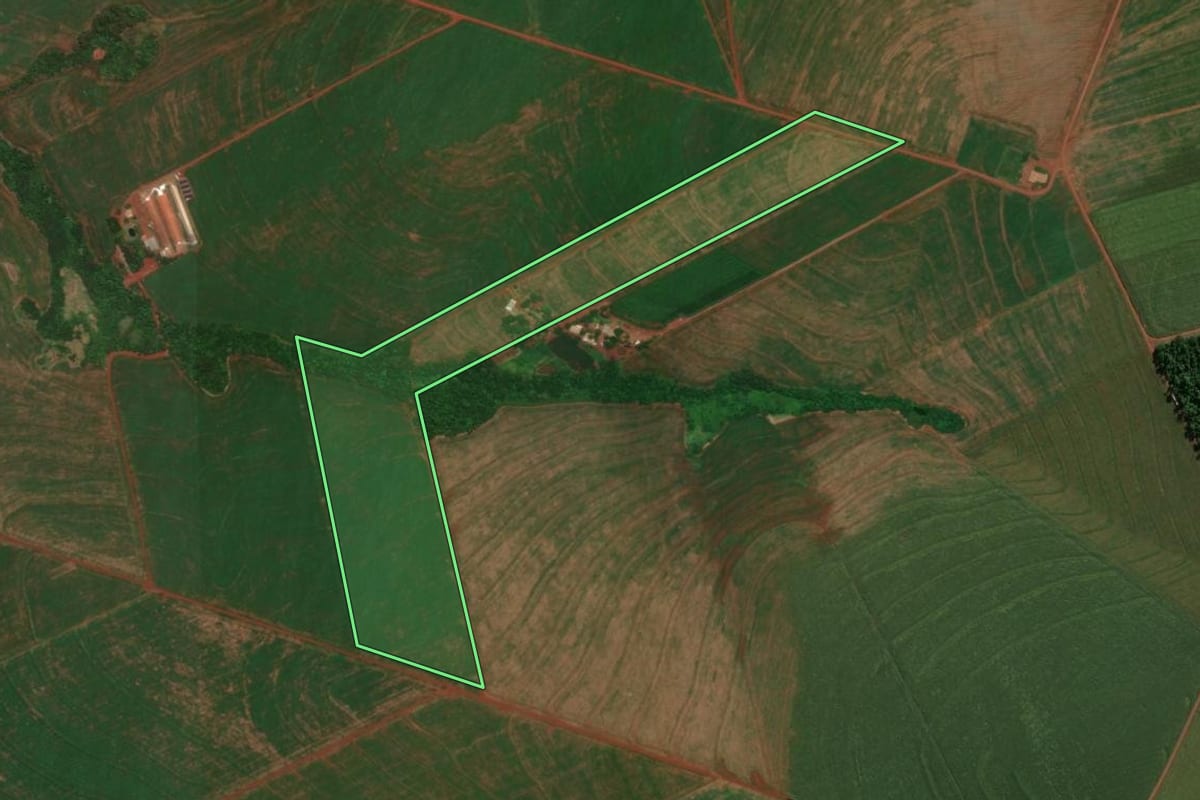 Imagem de satélite do imóvel rural em Assis Chateaubriand (PR), com o contorno declarado no CAR desenhado por cima.