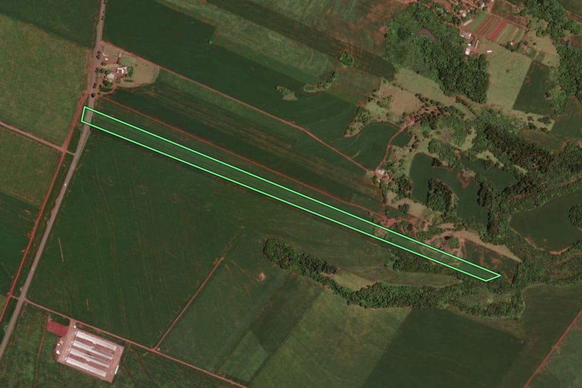 Imagem de satélite do imóvel rural em Assis Chateaubriand (PR), com o contorno declarado no CAR desenhado por cima.