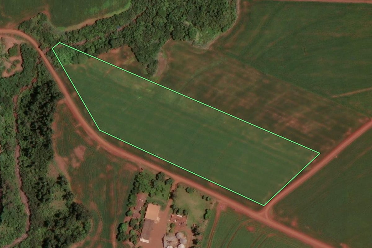 Imagem de satélite do imóvel rural em Assis Chateaubriand (PR), com o contorno declarado no CAR desenhado por cima.
