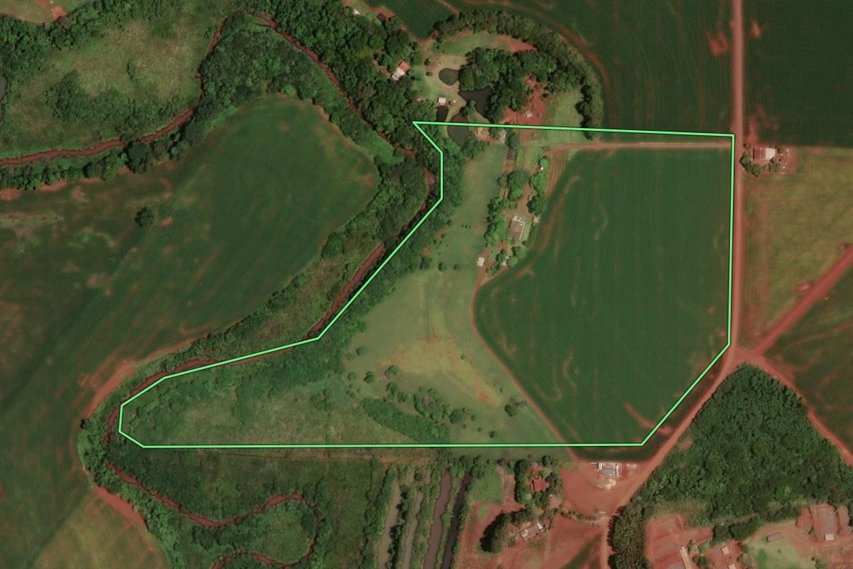 Imagem de satélite do imóvel rural em Assis Chateaubriand (PR), com o contorno declarado no CAR desenhado por cima.