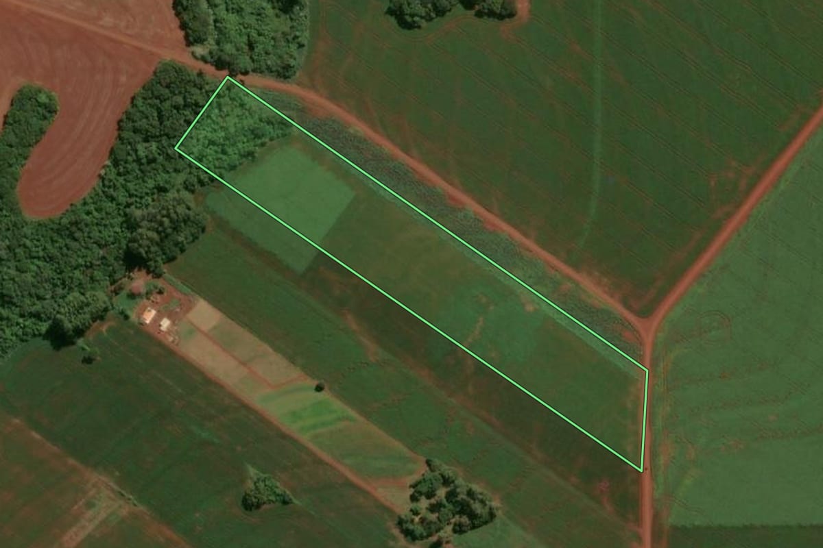 Imagem de satélite do imóvel rural em Assis Chateaubriand (PR), com o contorno declarado no CAR desenhado por cima.