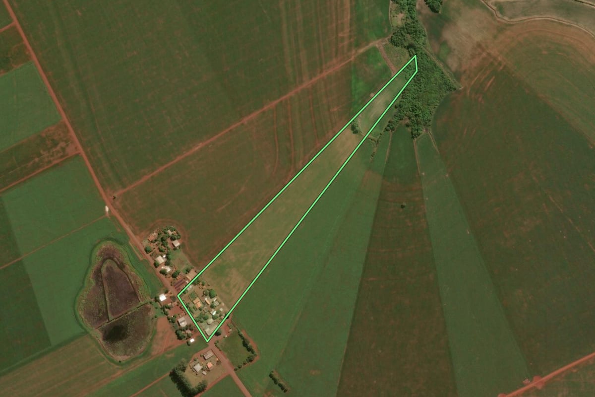 Imagem de satélite do imóvel rural em Assis Chateaubriand (PR), com o contorno declarado no CAR desenhado por cima.