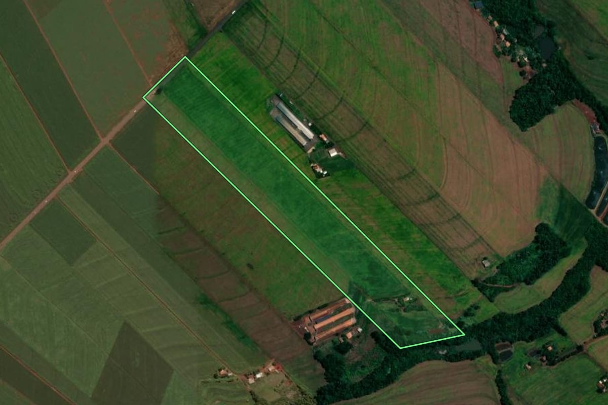 Imagem de satélite do imóvel rural em Assis Chateaubriand (PR), com o contorno declarado no CAR desenhado por cima.