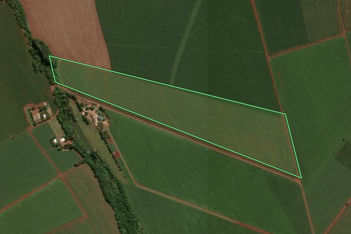 Imagem de satélite do imóvel rural em Assis Chateaubriand (PR), com o contorno declarado no CAR desenhado por cima.
