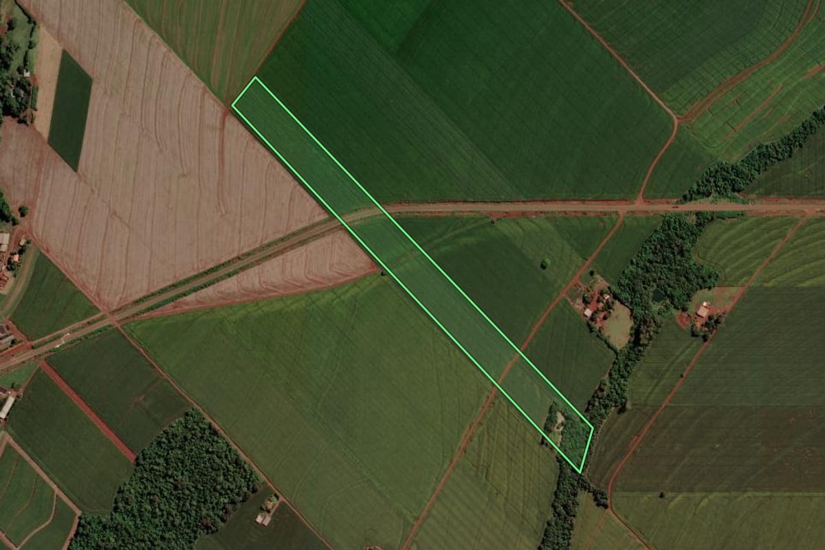 Imagem de satélite do imóvel rural em Assis Chateaubriand (PR), com o contorno declarado no CAR desenhado por cima.