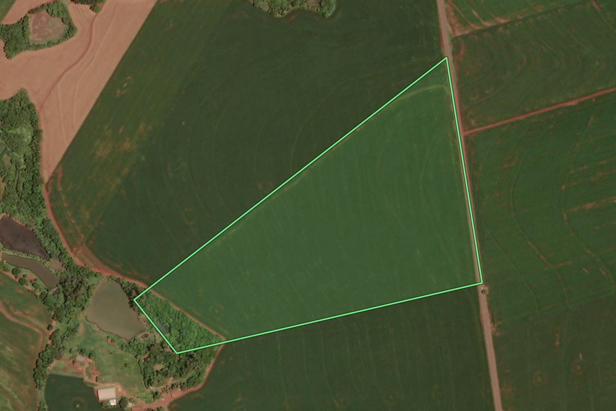 Imagem de satélite do imóvel rural em Assis Chateaubriand (PR), com o contorno declarado no CAR desenhado por cima.