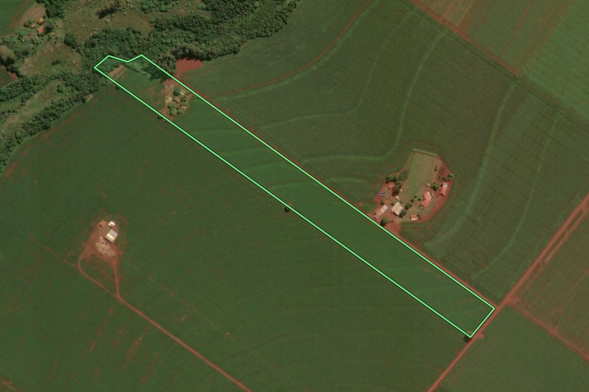 Imagem de satélite do imóvel rural em Assis Chateaubriand (PR), com o contorno declarado no CAR desenhado por cima.