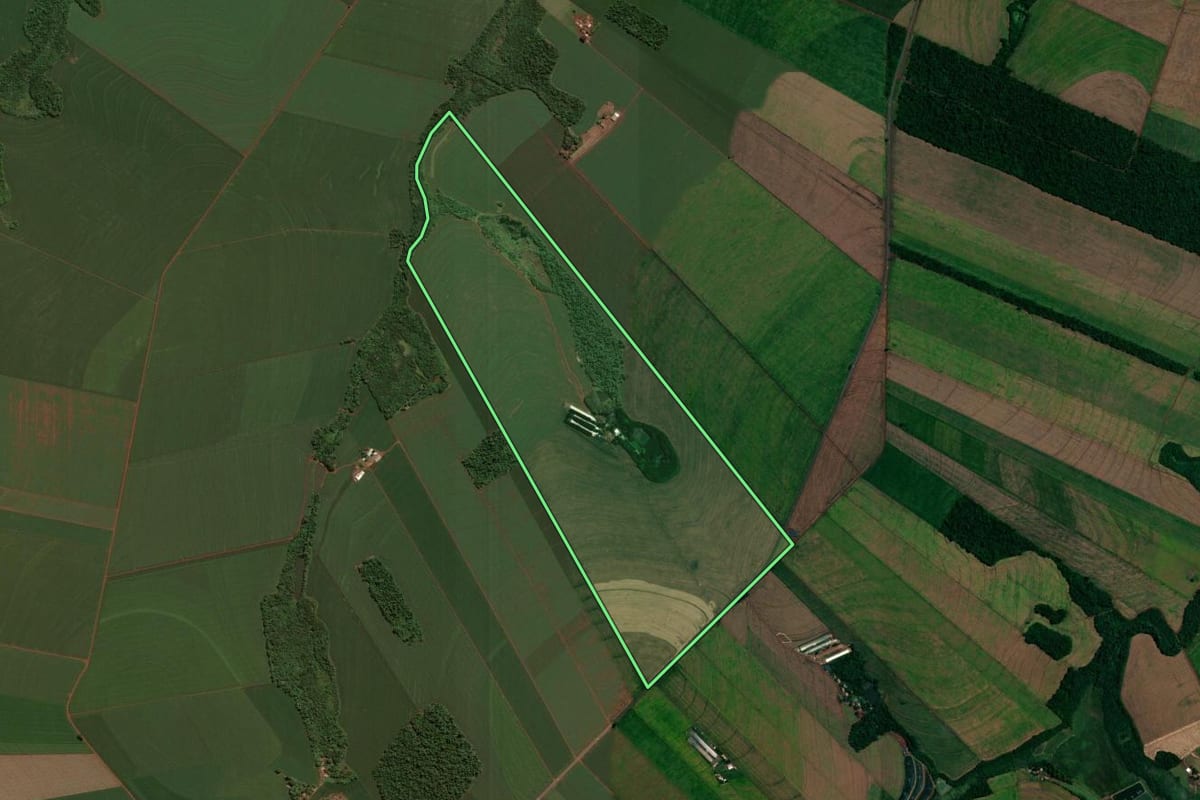 Imagem de satélite do imóvel rural em Assis Chateaubriand (PR), com o contorno declarado no CAR desenhado por cima.