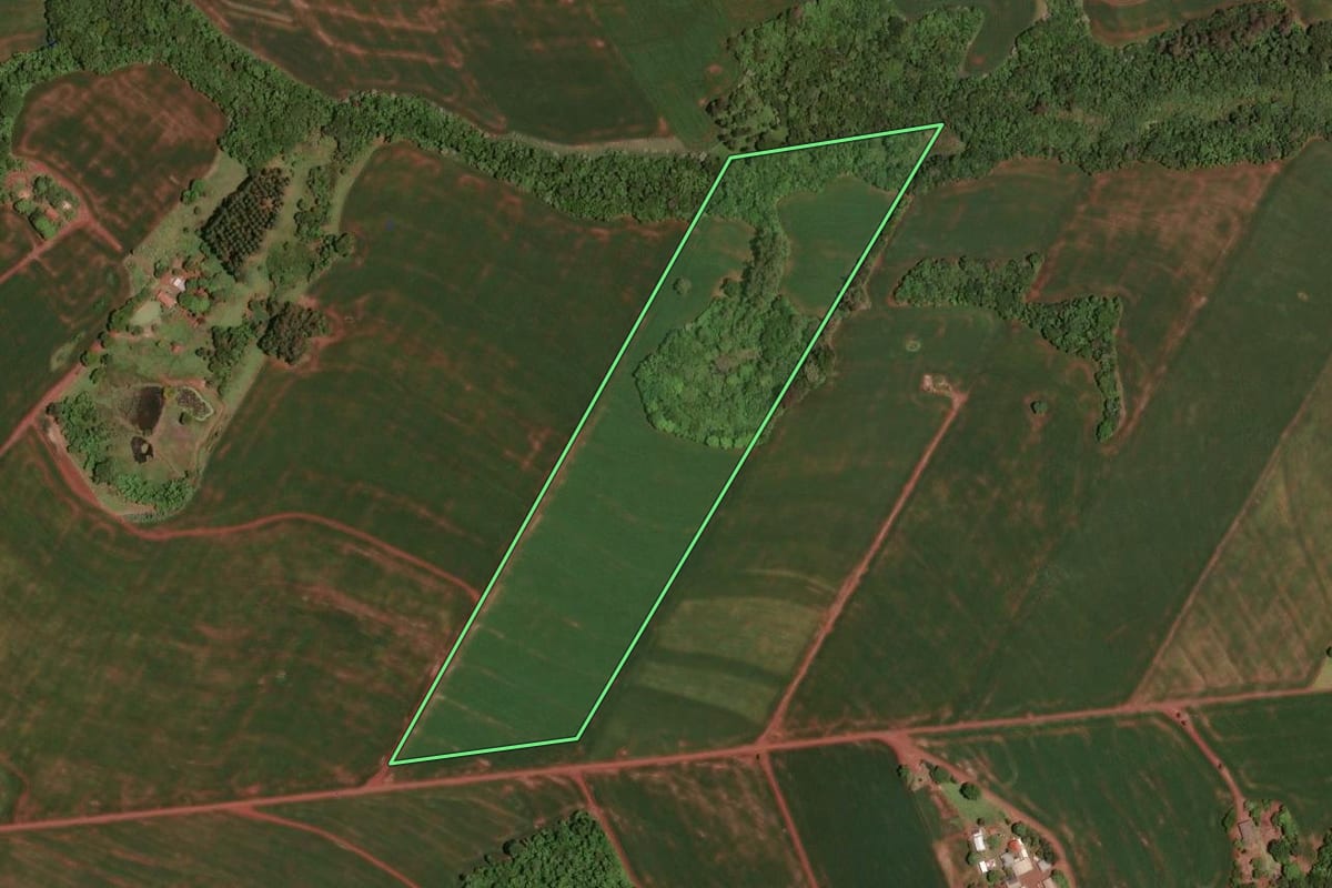 Imagem de satélite do imóvel rural em Assis Chateaubriand (PR), com o contorno declarado no CAR desenhado por cima.