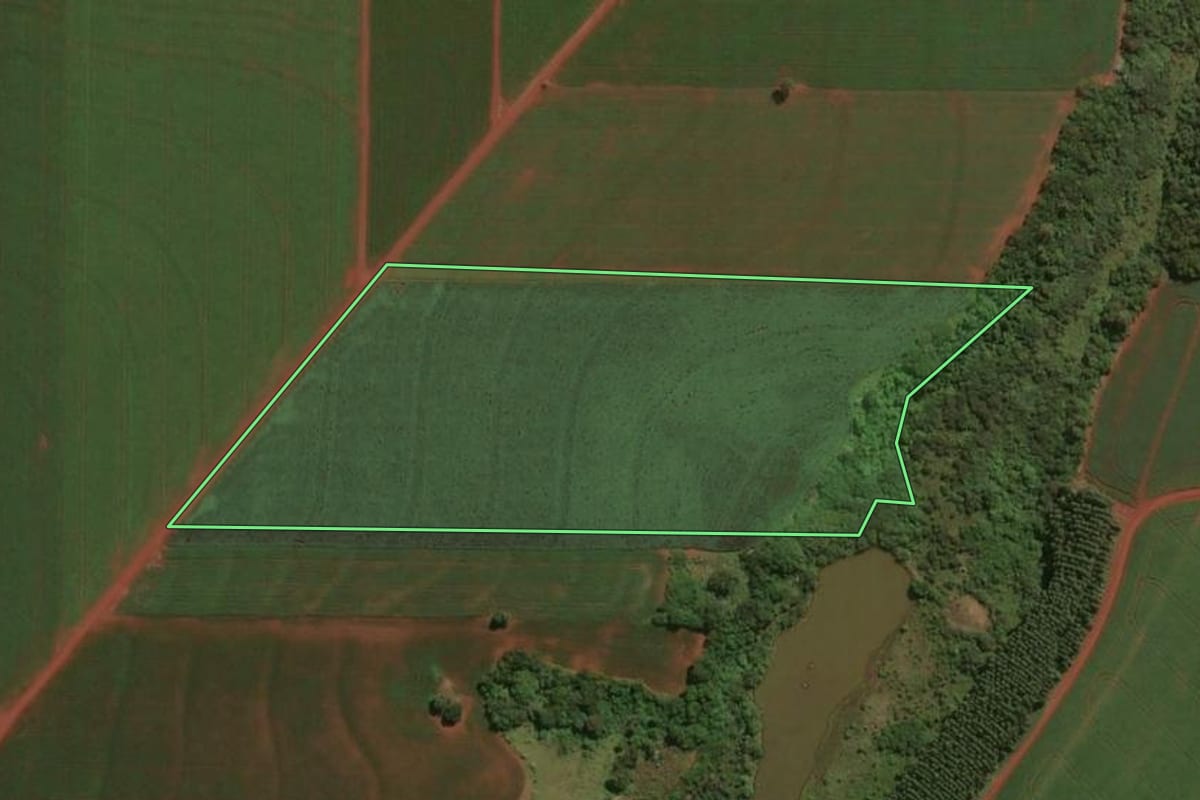 Imagem de satélite do imóvel rural em Assis Chateaubriand (PR), com o contorno declarado no CAR desenhado por cima.