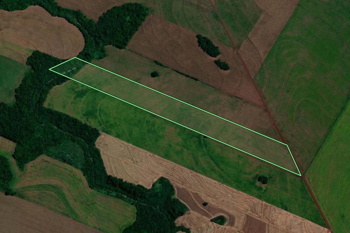 Imagem de satélite do imóvel rural em Assis Chateaubriand (PR), com o contorno declarado no CAR desenhado por cima.