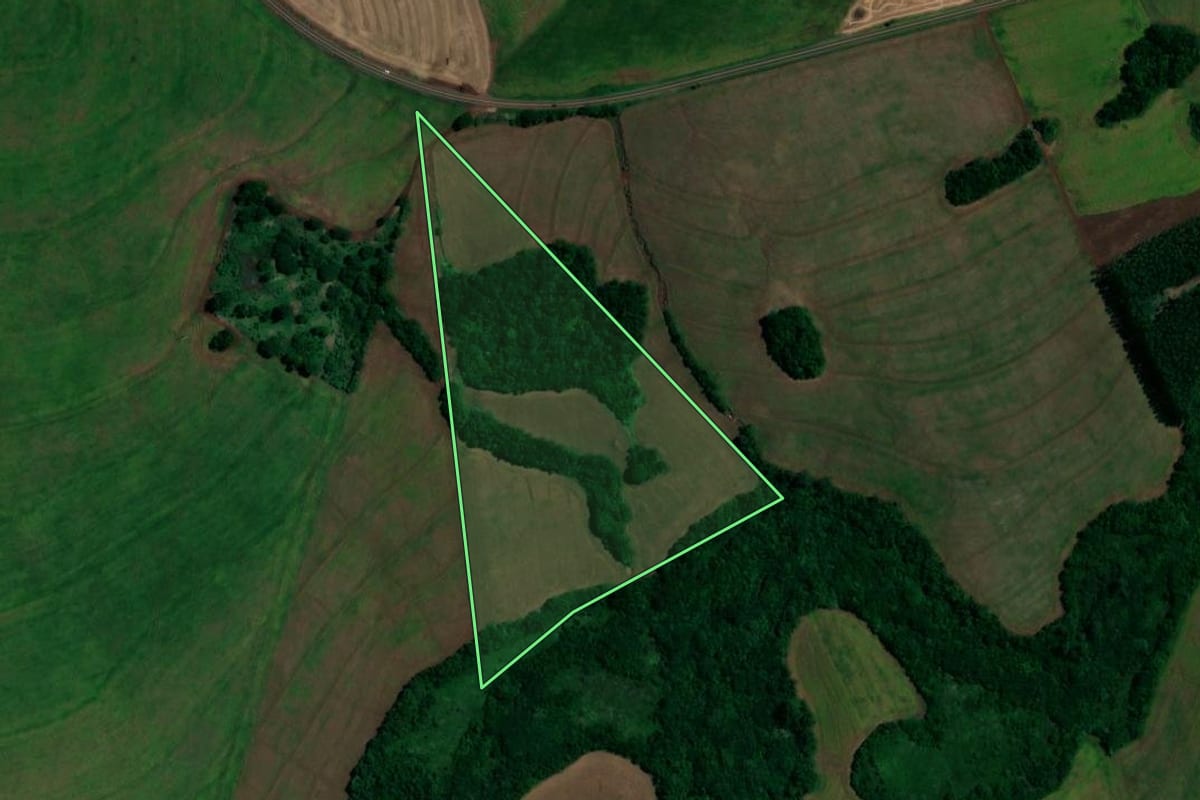 Imagem de satélite do imóvel rural em Assis Chateaubriand (PR), com o contorno declarado no CAR desenhado por cima.