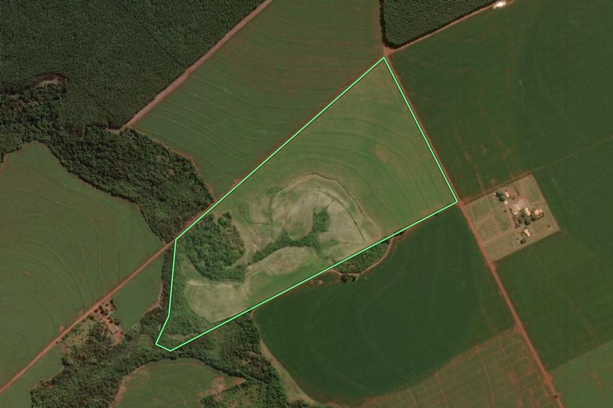 Imagem de satélite do imóvel rural em Assis Chateaubriand (PR), com o contorno declarado no CAR desenhado por cima.