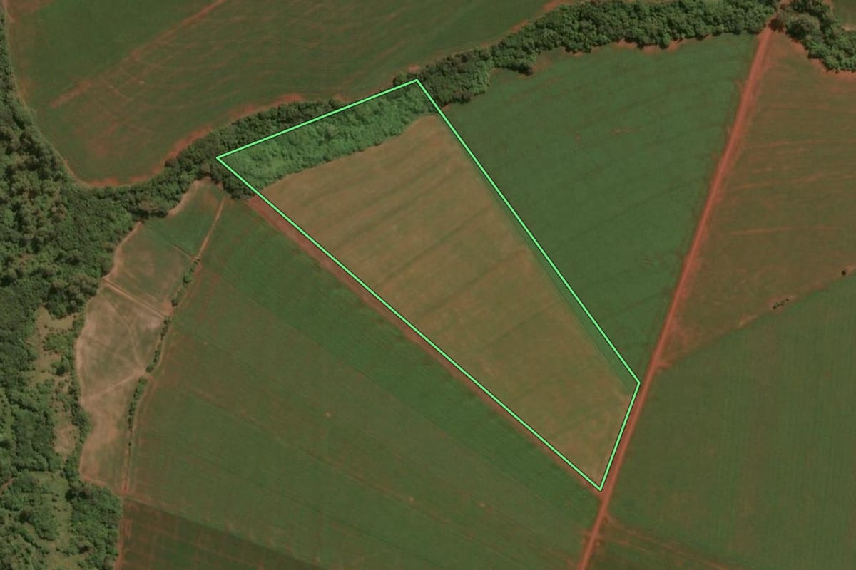 Imagem de satélite do imóvel rural em Assis Chateaubriand (PR), com o contorno declarado no CAR desenhado por cima.