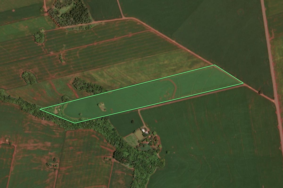 Imagem de satélite do imóvel rural em Assis Chateaubriand (PR), com o contorno declarado no CAR desenhado por cima.
