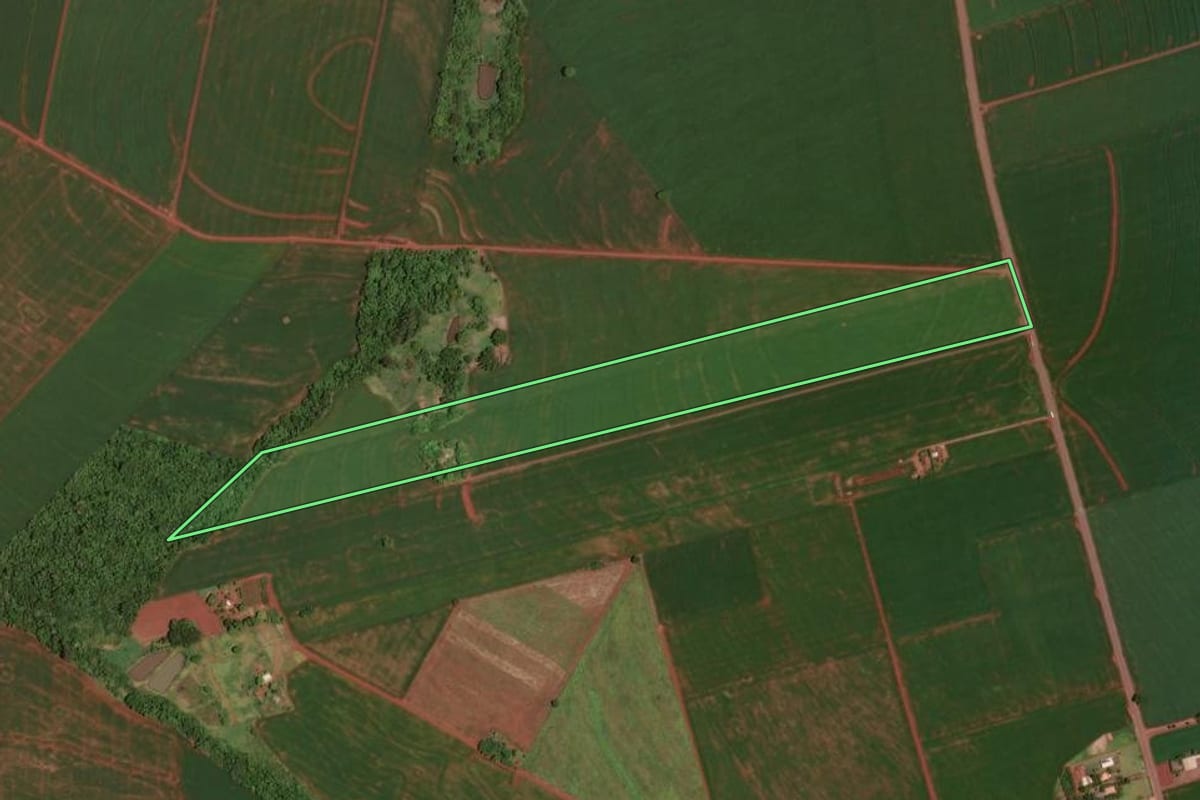 Imagem de satélite do imóvel rural em Assis Chateaubriand (PR), com o contorno declarado no CAR desenhado por cima.