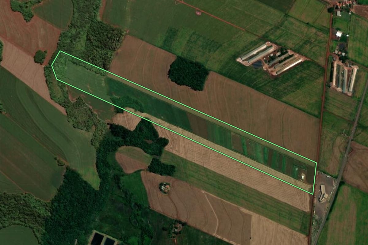 Imagem de satélite do imóvel rural em Assis Chateaubriand (PR), com o contorno declarado no CAR desenhado por cima.