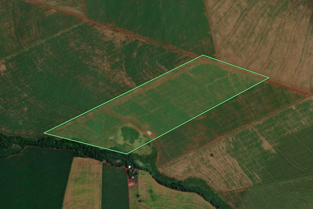 Imagem de satélite do imóvel rural em Assis Chateaubriand (PR), com o contorno declarado no CAR desenhado por cima.