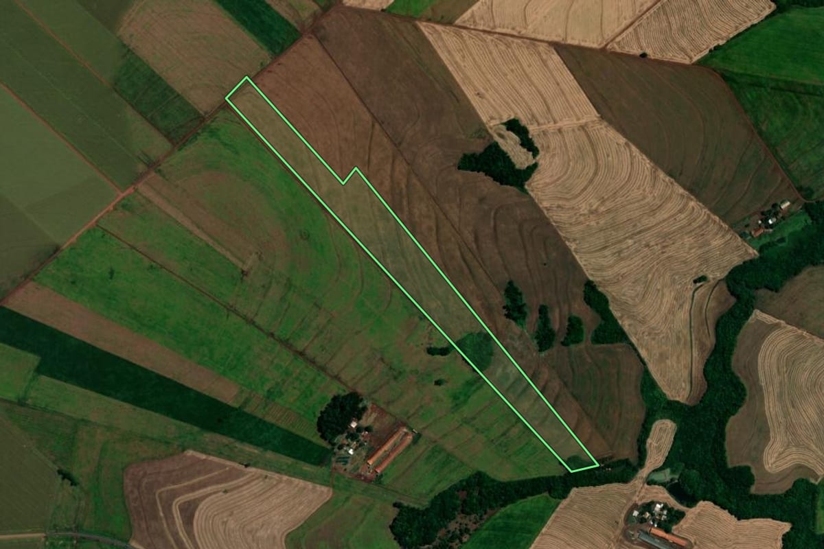 Imagem de satélite do imóvel rural em Assis Chateaubriand (PR), com o contorno declarado no CAR desenhado por cima.