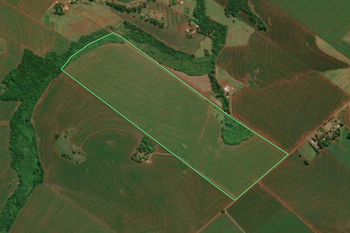 Imagem de satélite do imóvel rural em Assis Chateaubriand (PR), com o contorno declarado no CAR desenhado por cima.