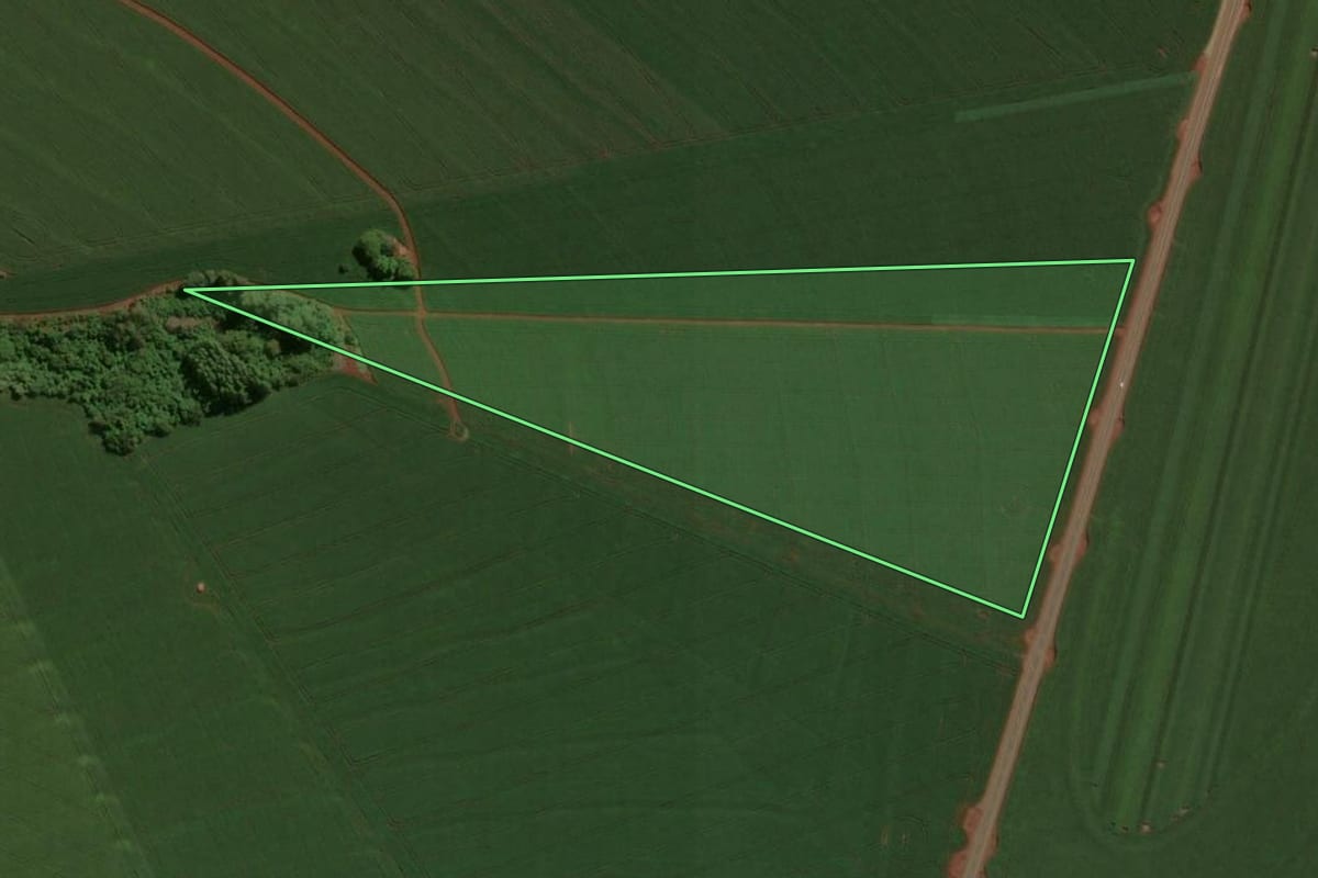 Imagem de satélite do imóvel rural em Assis Chateaubriand (PR), com o contorno declarado no CAR desenhado por cima.