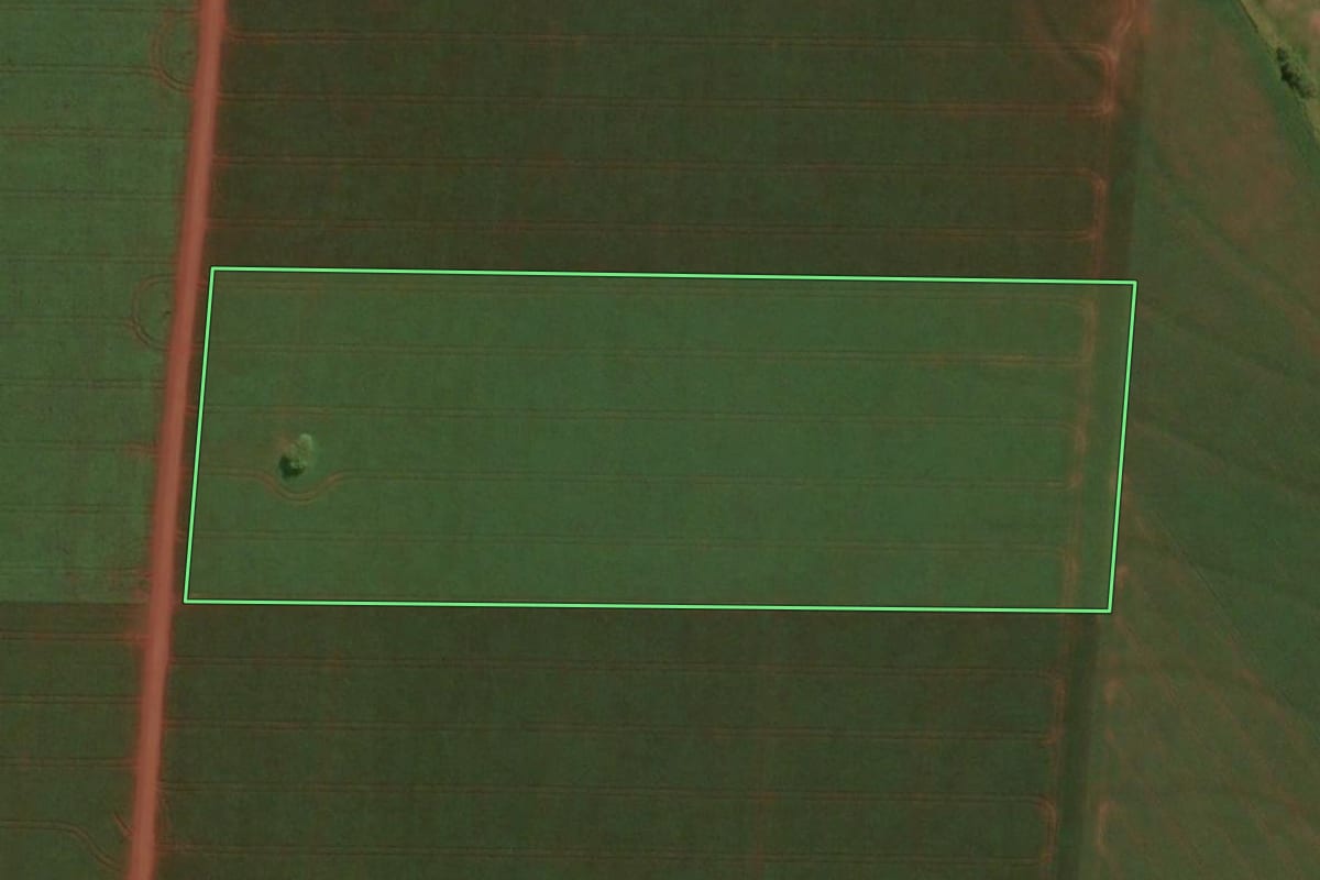 Imagem de satélite do imóvel rural em Assis Chateaubriand (PR), com o contorno declarado no CAR desenhado por cima.