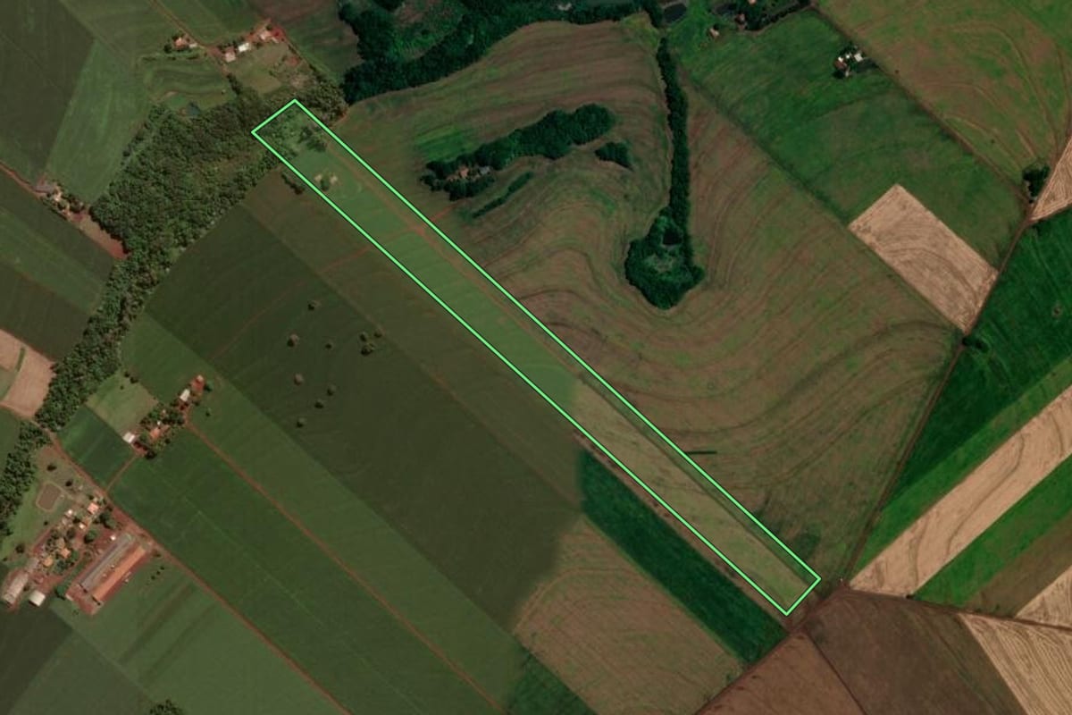 Imagem de satélite do imóvel rural em Assis Chateaubriand (PR), com o contorno declarado no CAR desenhado por cima.