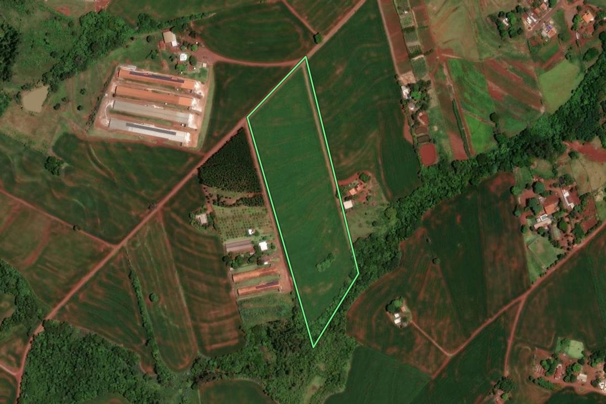 Imagem de satélite do imóvel rural em Assis Chateaubriand (PR), com o contorno declarado no CAR desenhado por cima.
